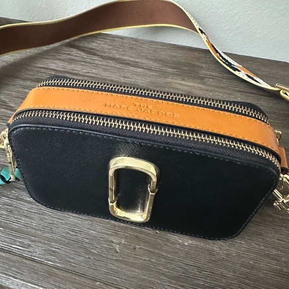 Marc Jacobs Handbags - Marc Jacobs Black and Tan Crossbody Bag
